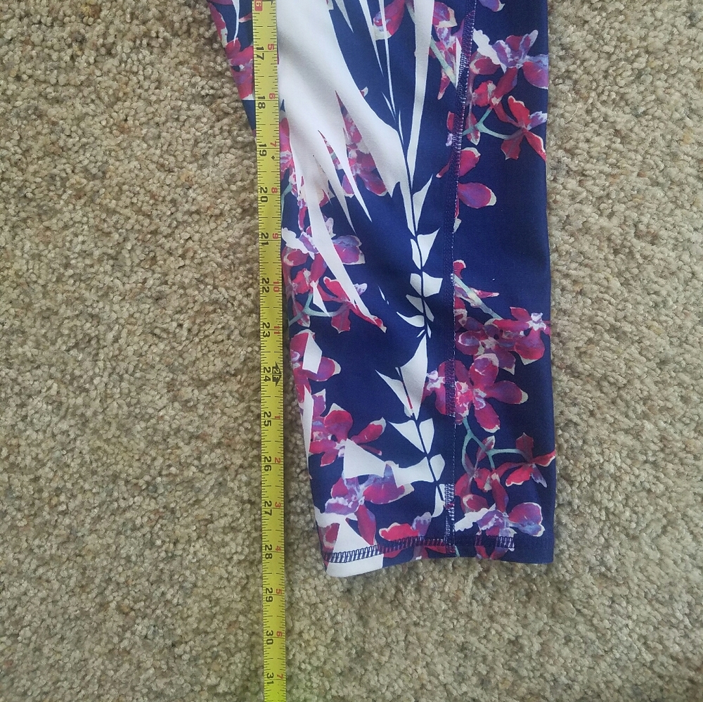 2/ $25 💗 Fabletics Compression Capris - Picture 7 of 7